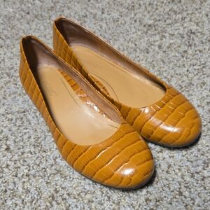 Vionic Women's Mustard Crocodile-Embossed Flats